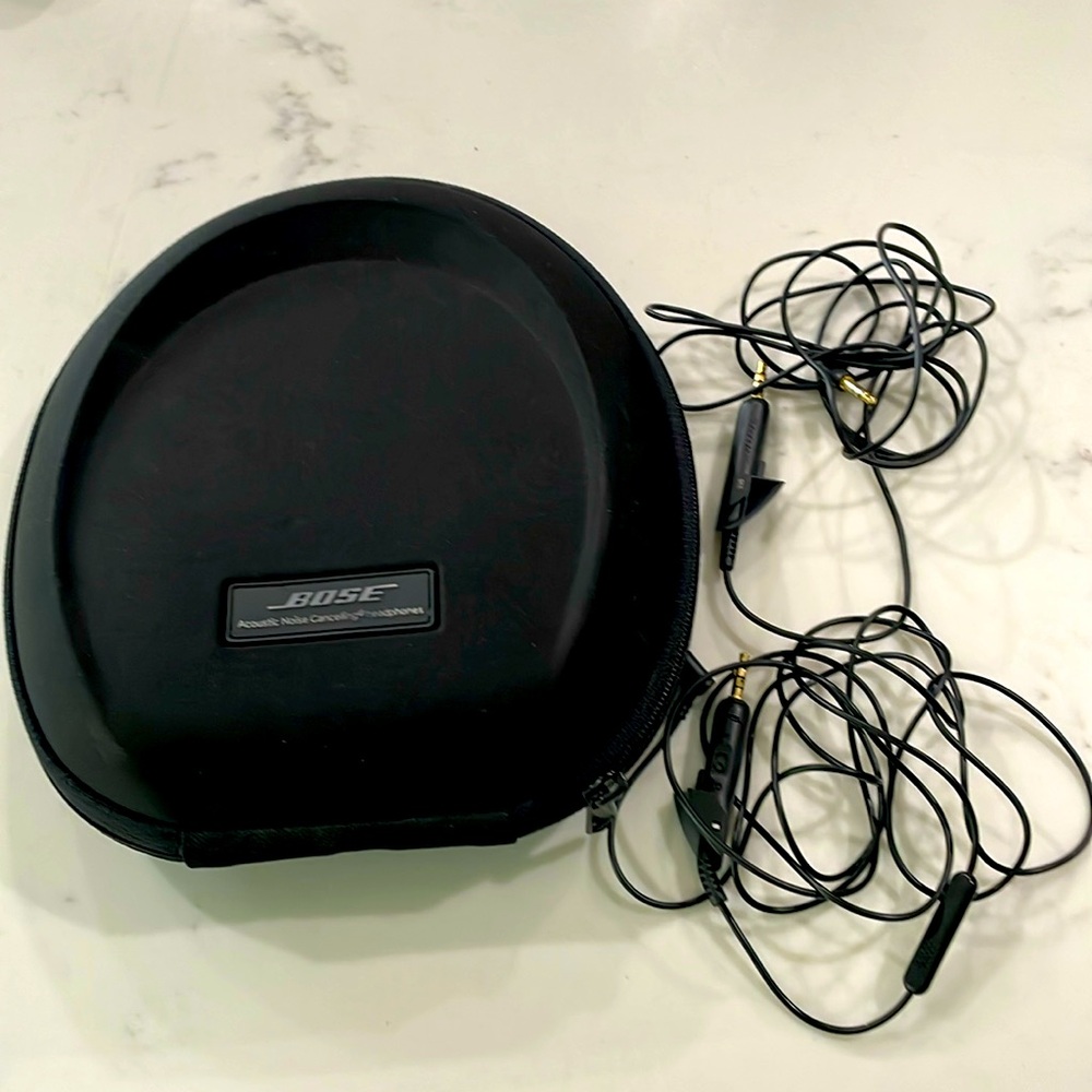 Bose headphone case with 2 audio cables